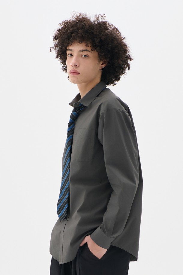 베이직 포플린 셔츠 5컬러는 남녀 모두 착용 가능한 기본 셔츠입니다. 봄, 가을에 어울리는 얇은 두께의 면 소재로 제작되어 부드러운 촉감을 선사하며, 레귤러핏으로 편안하게 착용할 수 있습니다. 차이나칼라와 긴 소매 디자인으로 미니멀하고 클래식한 무드를 연출하며, 출근룩이나 비즈니스 캐주얼 스타일에도 활용하기 좋습니다. 그레이 컬러를 포함한 5가지 색상으로 출시되어 다양한 스타일을 연출할 수 있습니다. 무지 디자인의 포플린 원단 셔츠로, 베이직한 디자인을 선호하는 분들께 추천합니다.
