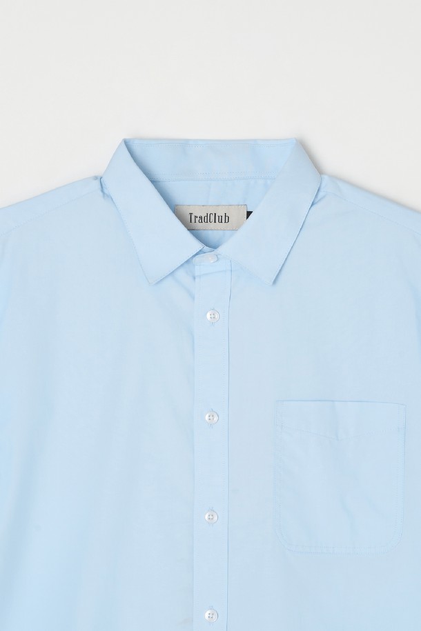 베이직 포플린 셔츠 5컬러, 스카이블루 색상의 깔끔한 디자인으로 출근룩과 비즈니스 캐주얼에 적합합니다. 봄, 여름, 가을, 세 계절 모두 활용 가능한 레귤러 핏의 긴소매 셔츠입니다. 면과 폴리에스테르 혼방 소재의 포플린 원단으로 제작되어 부드러운 촉감을 선사합니다. 베이직하고 캐주얼한 스타일로, 미니멀, 클래식한 룩을 연출하기 좋습니다. 차이나칼라 디자인과 무지 패턴이 특징이며, 얇은 두께감으로 편안하게 착용할 수 있습니다.
