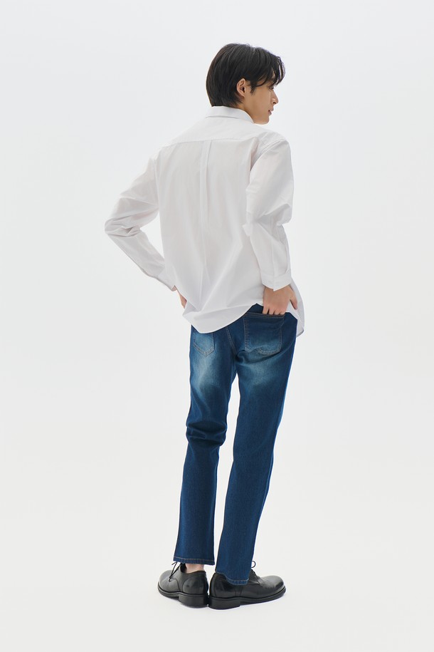 베이직 포플린 셔츠 5컬러는 남녀 모두 착용 가능한 미니멀 스타일의 셔츠입니다. 부드러운 면 소재의 레귤러핏으로 제작되었으며, 차이나칼라와 긴 소매 기장이 특징입니다. 봄, 여름, 가을 시즌에 활용하기 좋으며, 얇은 두께감으로 편안한 착용감을 선사합니다. 출근룩, 비즈니스 캐주얼, 데이트룩 등 다양한 TPO에 맞춰 미니멀, 클래식, 캐주얼 스타일로 연출할 수 있습니다. 화이트 컬러의 무지 디자인으로 어떤 옷에도 쉽게 매치하여 톤온톤, 포인트 코디가 가능합니다.
