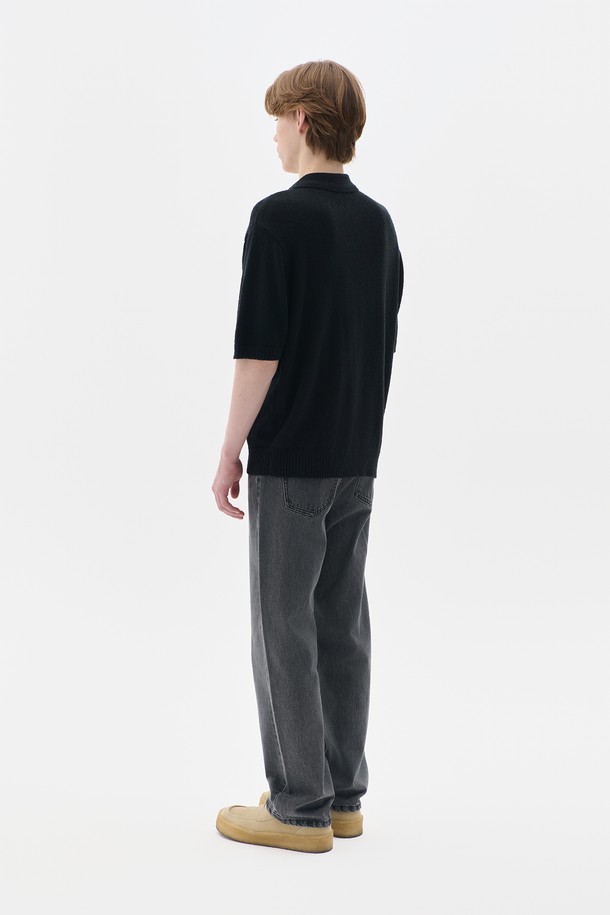 **스트레이트 데님 팬츠 5컬러**는 베이직하면서 캐주얼한 스타일의 데님 팬츠입니다. 봄, 여름, 가을 계절에 적합하며, 일상복으로 활용하기 좋습니다. 블랙, 그레이, 화이트, 블루, 네이비 5가지 컬러로 출시되어 다양한 코디에 활용할 수 있습니다. 뻣뻣한 촉감의 데님 소재로 제작되었으며, 레귤러 핏과 스트레이트 바지 핏으로 편안하게 착용 가능합니다. 출근룩, 데이트룩 등 다양한 TPO에 캐주얼, 미니멀, 클래식 스타일로 연출해 보세요.
