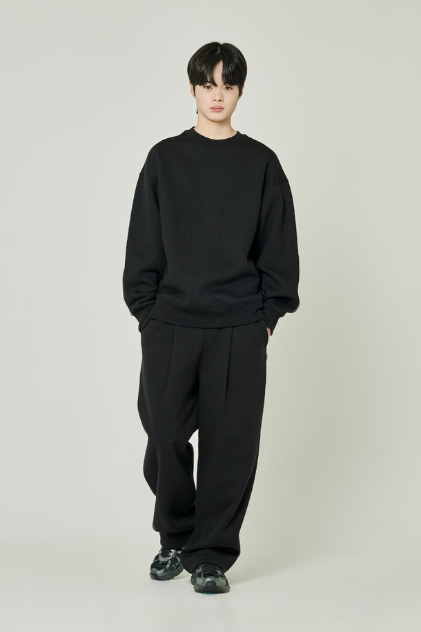 부드러운 기모 안감으로 포근함을 더한 베이직 원턱 기모 스웨트 와이드 팬츠입니다. 넉넉한 루즈핏과 와이드한 디자인으로 편안한 착용감을 선사하며, 일상 속 캐주얼룩은 물론 집콕룩, 산책룩으로도 활용하기 좋습니다. 가을, 겨울 시즌에 어울리는 두꺼운 두께감으로 따뜻하게 입을 수 있으며, 무지 디자인으로 미니멀한 스타일을 연출합니다. 허리 밴딩 처리와 원턱 디테일로 활동성을 높였습니다. 블랙 컬러로 어떤 상의와도 쉽게 매치할 수 있어 활용도가 높습니다.
