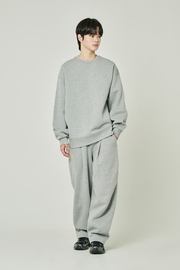 부드러운 기모 안감으로 포근함을 더한 베이직 원턱 기모 스웨트 와이드 팬츠입니다. 넉넉한 루즈핏 와이드 디자인으로 편안한 착용감을 선사하며, 일상, 피트니스 등 다양한 활동에 활용하기 좋습니다. 가을, 겨울 시즌에 어울리는 두꺼운 두께감으로 따뜻하게 입을 수 있으며, 무지 디자인으로 어떤 상의와도 쉽게 매치할 수 있습니다. 캐주얼, 미니멀, 스포티한 스타일을 연출하기 좋으며, TPO에 따라 피트니스룩, 집콕룩, 산책룩으로 활용 가능합니다. 허리 밴딩과 원턱 디테일로 편안함과 스타일을 모두 갖춘 제품입니다.
