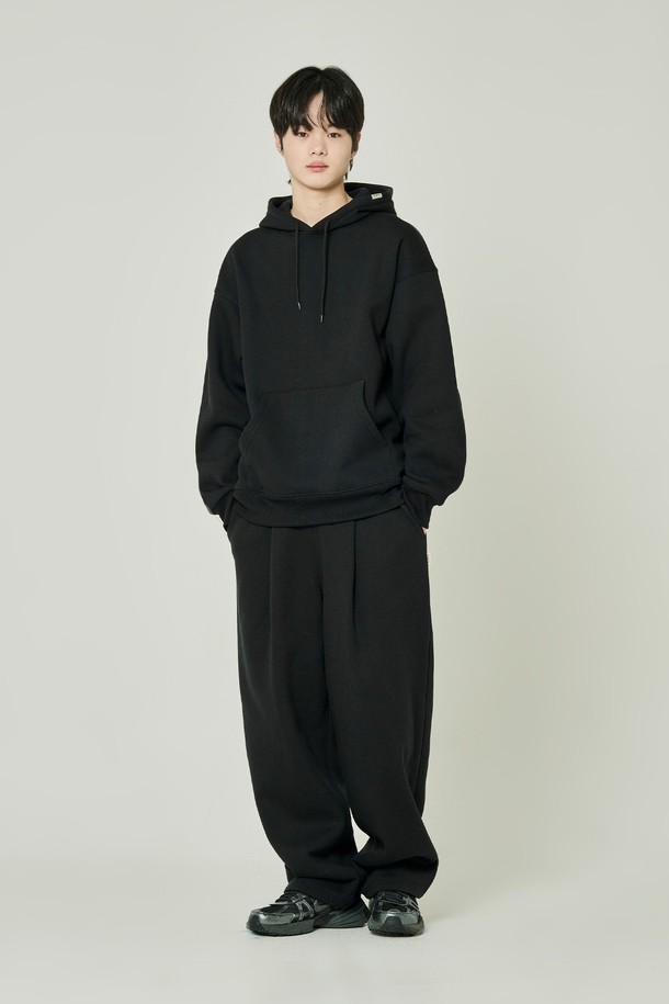 베이직 기모 스웨트 오버 후드티는 부드러운 촉감의 기모 안감으로 제작되어 가을, 겨울철 따뜻하게 착용할 수 있는 후드티입니다. 넉넉한 오버핏 디자인으로 편안한 착용감을 선사하며, 무지 디자인으로 다양한 스타일 연출이 용이합니다. 일상복은 물론, 집콕룩이나 산책룩으로 활용하기 좋으며, 캐주얼, 미니멀, 클래식 등 폭넓은 스타일을 소화합니다. 긴소매와 두꺼운 두께감으로 보온성을 높였으며, 스웨트 소재로 제작되어 활동성이 뛰어납니다. 블랙 색상으로 어떤 옷에도 쉽게 매치할 수 있어 활용도가 높습니다.
