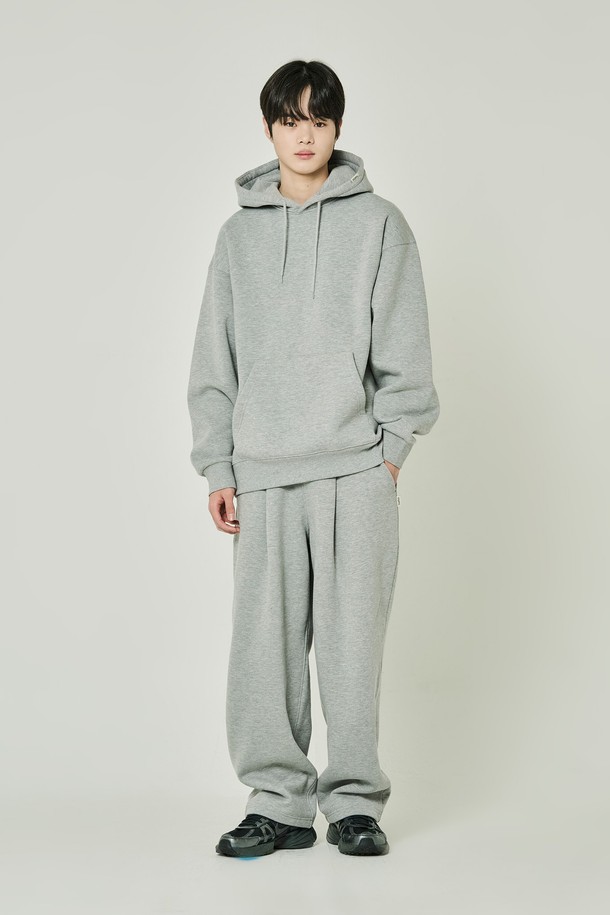 부드러운 기모 안감으로 따뜻함을 더한 베이직 기모 스웨트 오버 후드티입니다. 넉넉한 오버핏으로 편안한 착용감을 선사하며, 캐주얼하고 미니멀한 스타일을 연출합니다. 데일리룩, 집콕룩, 산책룩 등 다양한 TPO에 활용하기 좋습니다. 무지 디자인에 그레이 컬러로 어떤 스타일에도 쉽게 매치할 수 있으며, 긴 소매와 후드 디자인으로 보온성을 높였습니다. 포켓 디테일로 실용성까지 갖춘 가을, 겨울 필수템입니다.
