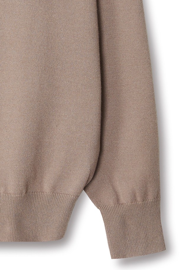 트래드클럽 베이직 가디건은 여성 고객을 위한 베이지 색상의 니트/스웨터입니다. 봄, 가을에 어울리는 얇은 두께의 긴소매 크롭 기장 가디건으로, 레귤러 핏과 부드러운 촉감이 특징입니다. 베이직하고 클래식한 디자인에 V넥 라인과 버튼 여밈 방식을 더해 출근룩, 모임룩, 데일리룩 등 다양한 TPO에 활용 가능합니다. 미니멀, 캐주얼, 클래식 스타일을 즐겨 입는 분들께 추천합니다.
