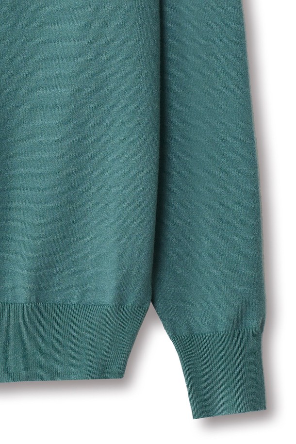 트래드클럽 베이직 가디건은 여성 고객을 위한 상의 니트/스웨터입니다. 봄, 가을에 어울리는 얇은 두께의 긴소매 가디건으로, 부드러운 촉감의 니트 소재로 제작되었습니다. 레귤러핏의 무지 디자인에 V넥 라인과 버튼 여밈 방식을 갖춘 베이직하고 클래식한 스타일입니다. 출근룩과 모임룩에 모두 잘 어울리는 활용도 높은 아이템으로, 미니멀하고 캐주얼한 스타일 연출에 적합합니다. 크롭 기장의 그린 컬러로 세련된 분위기를 더합니다.
