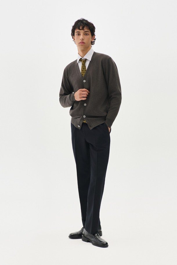 트래드클럽 베이직 가디건은 여성 고객을 위한 데일리 니트 가디건입니다. 부드러운 촉감의 니트 소재로 제작되었으며, 봄, 가을에 착용하기 좋은 얇은 두께감입니다. 레귤러핏에 V넥 디자인, 긴 소매, 무지 패턴의 블랙 컬러로, 클래식하고 미니멀한 스타일을 연출합니다. 싱글 버튼 여밈 방식이며, 출근룩, 오피스룩, 데이트룩 등 다양한 TPO에 활용 가능합니다.
