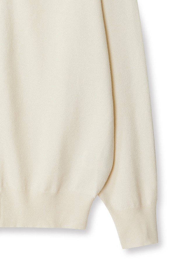 트래드클럽 베이직 가디건은 여성 고객을 위한 베이직하고 클래식한 디자인의 니트 가디건입니다. 아이보리와 화이트 두 가지 색상으로 출시되어 다양한 코디에 활용하기 용이합니다. 봄, 가을 간절기에 적합하며, 부드러운 촉감의 니트 소재로 제작되어 편안하게 착용할 수 있습니다. 레귤러핏에 크롭 기장으로, 데이트룩과 미니멀한 스타일을 연출하기 좋습니다. 브이넥 라인과 버튼 여밈 방식, 긴 소매 디자인으로 단정하고 세련된 느낌을 더했습니다.
