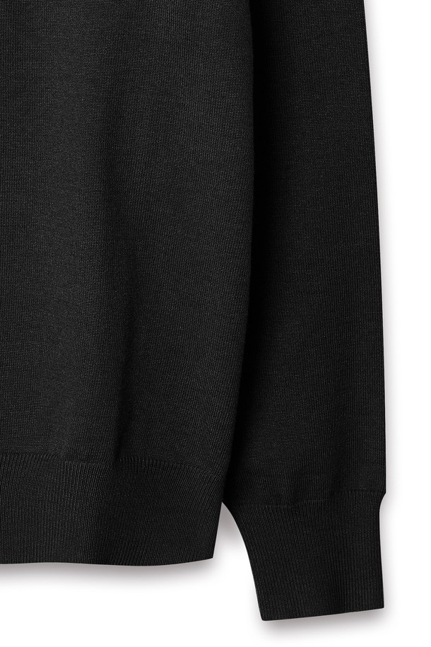 트래드클럽 베이직 폴로 니트는 부드러운 촉감의 니트 소재로 제작되어 봄, 가을에 착용하기 좋은 긴소매 폴로넥 디자인입니다. 레귤러핏으로 제작되어 편안한 착용감을 선사하며, 무지 디자인과 블랙 컬러는 베이직하면서도 클래식한 스타일을 연출합니다. 출근룩, 비즈니스 캐주얼, 모임룩 등 다양한 TPO에 활용 가능하며, 클래식, 미니멀, 캐주얼 스타일을 즐기는 분들께 추천합니다. 중간 두께감으로 간절기에 유용하게 활용할 수 있습니다.
