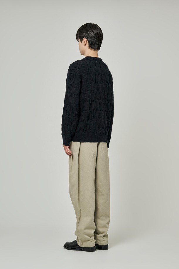 트래드클럽 케이블 니트는 남성용 상의로, 가을과 겨울에 따뜻하게 입을 수 있는 두꺼운 울 소재의 니트웨어입니다. 클래식하고 베이직한 스타일의 라운드넥 디자인이며, 레귤러핏으로 제작되어 편안한 착용감을 선사합니다. 케이블 패턴이 돋보이는 블랙 컬러의 긴소매 니트로, 출근룩이나 데이트룩과 같은 일상적인 TPO에 활용하기 좋습니다. 미니멀, 캐주얼 룩에도 잘 어울려 다양한 스타일을 연출할 수 있습니다. 부드러운 촉감과 겨울용 니트 특유의 포근함으로, 추운 날씨에도 따뜻하고 스타일리시하게 연출해 보세요.
