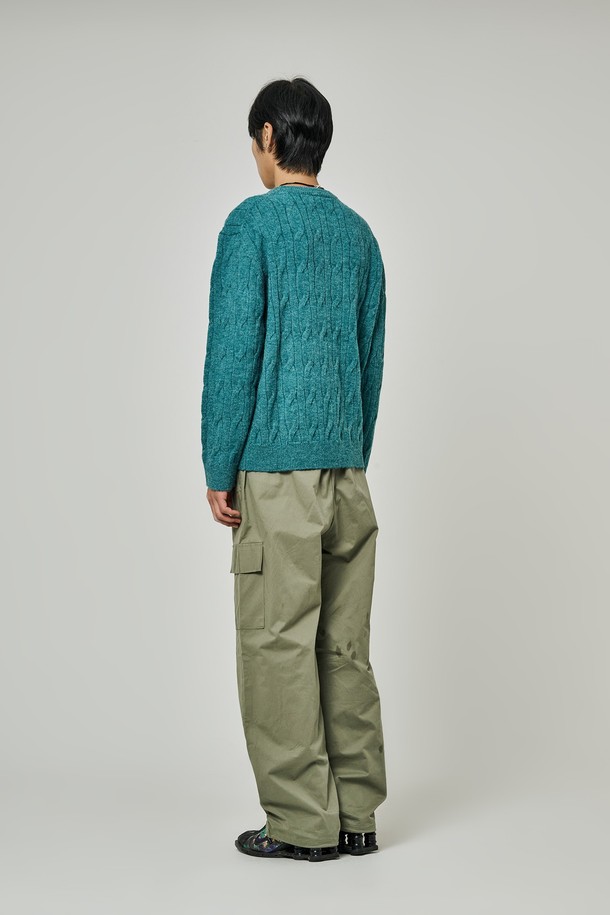 트래드클럽 케이블 니트는 여성스러운 무드를 연출하는 클래식하고 베이직한 디자인의 상의입니다. 부드러운 니트 소재로 제작되어 가을과 겨울에 따뜻하게 착용할 수 있으며, 라운드넥과 긴소매, 크롭 기장으로 세련된 핏을 선사합니다. 그린과 청록색 두 가지 컬러로 출시되어 데이트룩, 모임룩 등 다양한 TPO에 활용 가능합니다. 특히 퍼프소매와 케이블 패턴이 돋보여 미니멀하면서도 캐주얼한 스타일을 완성합니다. 레귤러핏으로 편안하게 착용할 수 있으며, 부드러운 촉감이 특징입니다.
