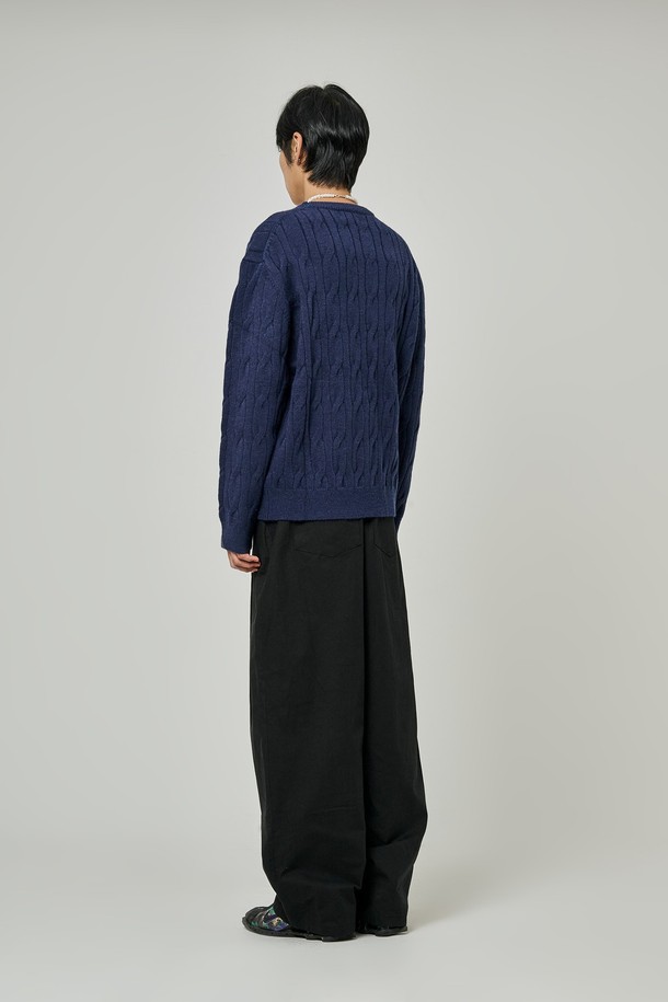 트래드클럽 케이블 니트는 여성용 상의로, 가을과 겨울에 따뜻하게 착용하기 좋은 아이템입니다. 네이비 컬러의 레귤러핏으로, 라운드넥과 긴 소매 디자인이 특징입니다. 두꺼운 울 소재로 제작되어 부드러운 촉감을 선사하며, 케이블 니트 짜임이 돋보여 클래식하고 베이직한 스타일을 연출합니다. 크롭 기장으로 세련된 핏을 강조하여 미니멀한 스타일을 완성할 수 있습니다.
