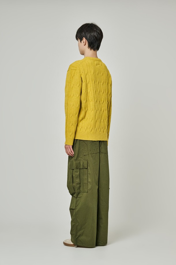 트래드클럽 케이블 니트는 여성용 상의 니트/스웨터입니다. 옐로우와 머스타드 두 가지 색상으로 제공되며, 가을, 겨울에 착용하기 좋습니다. 울 소재의 레귤러 핏 크롭 기장으로, 라운드넥과 긴소매 디자인이 특징입니다. 클래식하고 베이직한 스타일의 케이블 무늬가 돋보이는 부드러운 촉감의 두꺼운 니트입니다.
