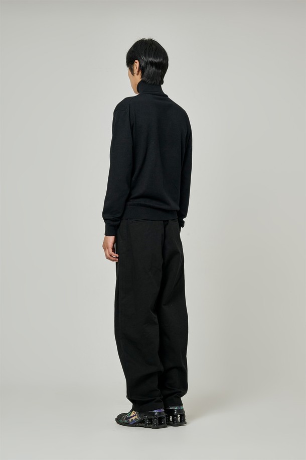 트래드클럽 베이직 폴라넥 니트는 가을, 겨울 시즌에 어울리는 공용 니트입니다. 부드러운 촉감의 니트 소재로 제작되었으며, 두꺼운 두께감으로 따뜻하게 착용할 수 있습니다. 레귤러핏에 긴 소매, 터틀넥 디자인으로 클래식하고 미니멀한 스타일을 연출합니다. 출근룩과 모임룩에 활용하기 좋으며, 무지 디자인의 블랙 컬러로 다양한 스타일에 매치하기 용이합니다.
