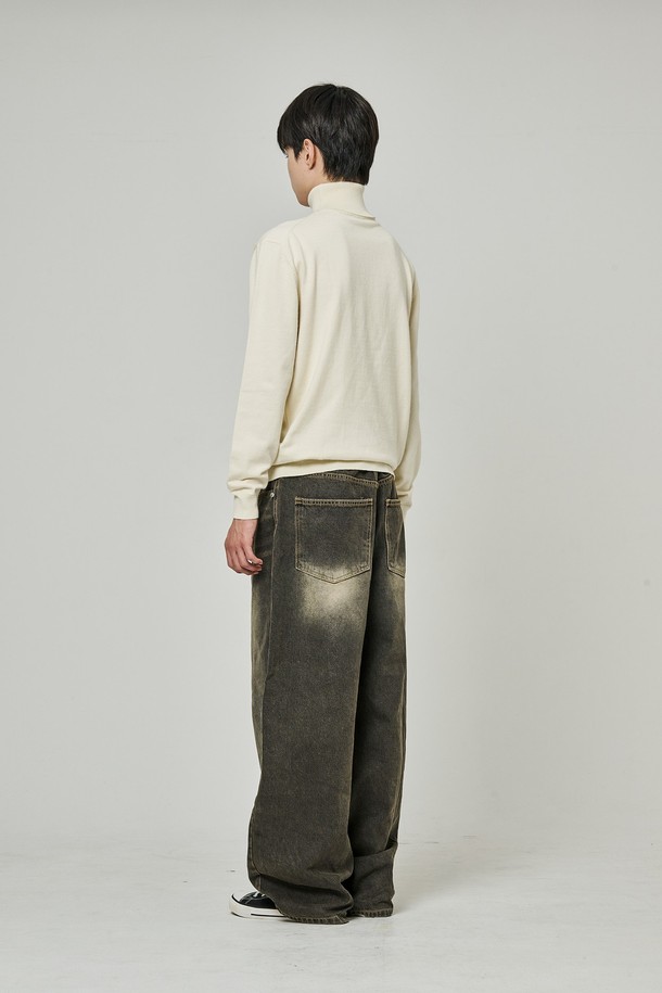 트래드클럽 베이직 폴라넥 니트는 가을과 겨울, 일상 및 출근룩, 모임룩에 모두 어울리는 공용 니트입니다. 아이보리, 화이트 두 가지 색상으로 출시되었으며, 부드러운 촉감의 울과 아크릴 혼방 소재로 제작되어 따뜻함을 선사합니다. 레귤러핏에 두꺼운 두께감, 긴 소매 기장으로 보온성을 높였으며, 베이직하고 클래식한 디자인으로 어떤 스타일에도 매치하기 용이합니다. 미니멀, 캐주얼 스타일을 선호하는 고객에게 추천합니다.
