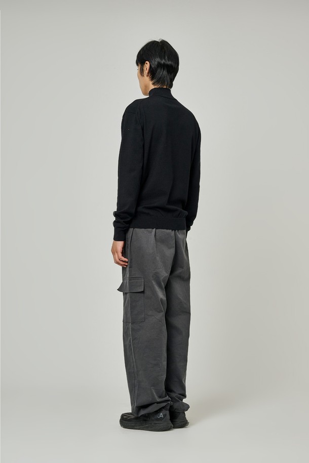 트래드클럽 베이직 하프 폴라넥 니트는 가을과 겨울, 쌀쌀한 날씨에 따뜻하게 착용할 수 있는 남녀 공용 니트입니다. 베이직한 디자인으로 유행을 타지 않아 오랫동안 활용 가능하며, 레귤러 핏과 긴 소매 기장으로 편안한 착용감을 선사합니다. 부드러운 니트 소재와 하프넥 디자인이 특징이며, 어떤 스타일에도 잘 어울리는 블랙 컬러로 제작되었습니다. 미니멀, 클래식, 캐주얼 등 다양한 스타일을 연출할 수 있어 활용도가 높습니다. 두꺼운 두께감으로 보온성을 높여 추운 날씨에도 따뜻하게 몸을 감싸줍니다.
