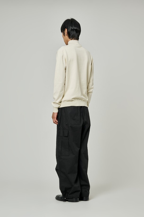 트래드클럽 베이직 하프 폴라넥 니트는 가을, 겨울 시즌에 어울리는 상의입니다. 아이보리, 화이트 두 가지 색상으로 출시되었으며, 부드러운 니트 소재로 제작되어 편안한 착용감을 선사합니다. 레귤러핏으로 제작되어 베이직하고 클래식한 스타일을 연출하며, 하프넥과 폴라넥 디자인으로 보온성을 높였습니다. 무지 디자인에 긴소매로, 미니멀하고 세련된 룩을 완성할 수 있습니다.
