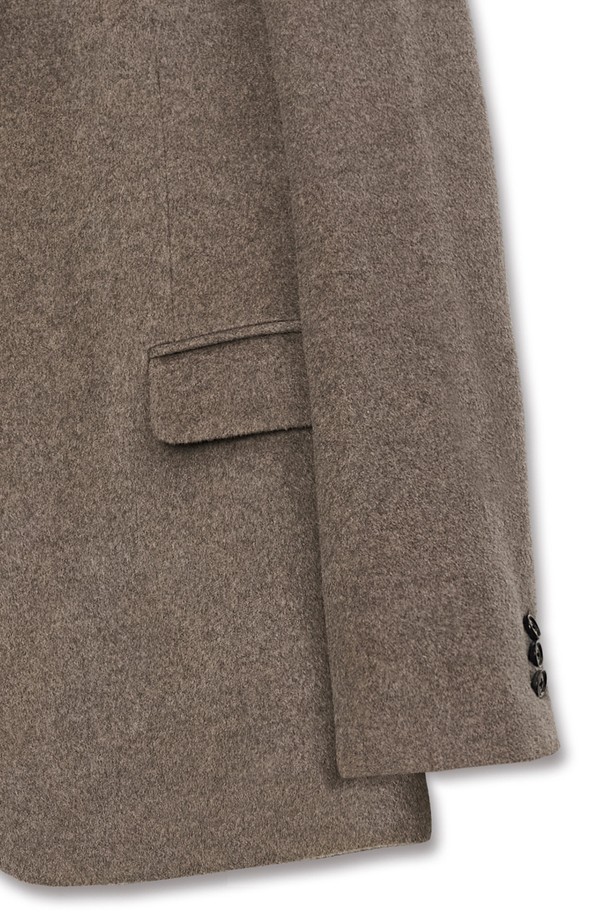 런던 솔리드 울 오버 블레이저는 클래식하고 베이직한 스타일을 추구하는 여성 고객을 위한 아우터입니다. 브라운 컬러의 울 소재로 제작되었으며, 가을과 겨울에 따뜻하게 착용할 수 있습니다. 오버핏 디자인에 싱글 버튼 여밈 방식, 테일러드 코트 타입으로 시크한 분위기를 연출합니다. 숄더 패드와 포켓 디테일이 있으며, 일상, 오피스룩, 비즈니스 캐주얼, 모임룩 등 다양한 TPO에 활용 가능합니다. 미니멀하고 클래식한 스타일을 선호하는 고객에게 적합합니다.
