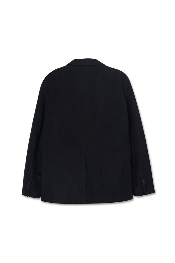 런던 솔리드 울 오버 블레이저는 남성용 아우터로, 가을과 겨울에 착용하기 좋습니다. 블랙 컬러의 무지 디자인으로 클래식하고 미니멀한 스타일을 연출하며, 오버핏으로 편안한 착용감을 제공합니다. 싱글 버튼 여밈 방식과 레귤러 기장의 블레이저로, 울 소재 특유의 두꺼운 두께감이 특징입니다. 오피스룩, 비즈니스 캐주얼, 모임룩 등 다양한 TPO에 시크하게 매치할 수 있습니다. 긴 소매 기장의 솔리드 디자인으로 세련된 분위기를 더합니다.
