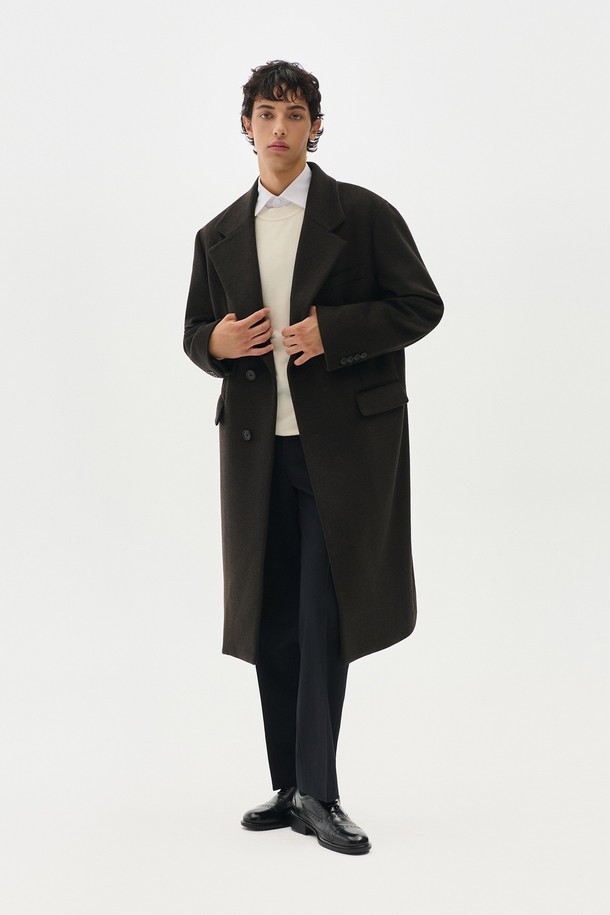 세련된 스타일을 완성하는 스탠다드 싱글 울 코트입니다. 블랙 컬러의 롱 기장, 레귤러 핏으로 베이직하면서도 클래식한 매력을 선사합니다. 울 소재 특유의 고급스러운 분위기와 두꺼운 두께감으로 가을, 겨울 시즌 따뜻하게 착용할 수 있습니다. 싱글 버튼 여밈 방식과 긴 소매 디자인으로 깔끔하고 미니멀한 스타일을 연출하며, 출근룩, 오피스룩, 모임룩 등 다양한 TPO에 활용 가능합니다. 무지 패턴의 클래식한 디자인은 어떤 옷에도 잘 어울려 활용도가 높습니다.
