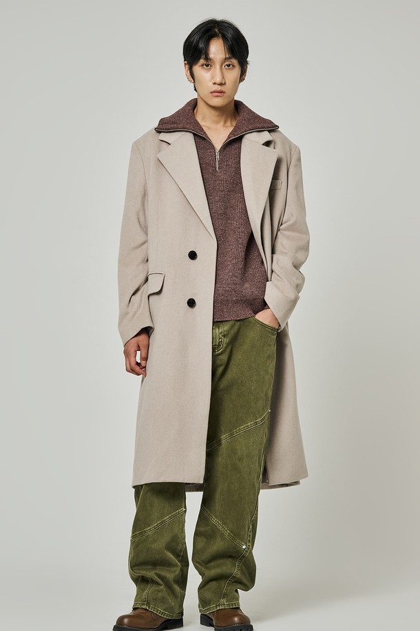 세련된 남성 스타일을 완성하는 스탠다드 싱글 울 코트입니다. 부드러운 촉감의 울 소재로 제작되어 가을과 겨울, 쌀쌀한 날씨에도 따뜻하고 편안하게 착용할 수 있습니다. 미니멀하고 베이직한 디자인에 무지 패턴, 레귤러 핏으로 어떤 스타일에도 잘 어울립니다. 출근룩, 비즈니스 캐주얼, 모임룩 등 다양한 TPO에 활용 가능하며, 클래식, 미니멀, 시크한 스타일을 연출하기 좋습니다. 포켓 디테일과 싱글 버튼 여밈 방식이 특징인 레귤러 기장의 코트입니다.
