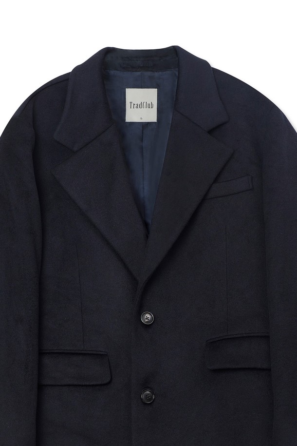 세련된 남성 스타일을 완성하는 스탠다드 싱글 울 코트입니다. 네이비 컬러의 무지 디자인으로, 클래식하고 미니멀한 스타일을 연출합니다. 가을과 겨울, 두 계절에 걸쳐 활용 가능하며, 두꺼운 울 소재로 제작되어 따뜻함과 고급스러운 착용감을 선사합니다. 레귤러 핏과 싱글 버튼 여밈, 노치드 라펠 디테일이 특징이며, 출근룩, 비즈니스 캐주얼, 모임룩 등 다양한 TPO에 활용할 수 있습니다. 
