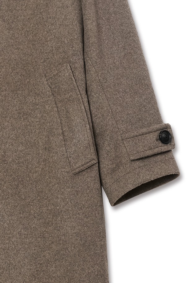 켄싱턴 솔리드 울 오버 발마칸 코트는 남성 고객을 위한 클래식하고 미니멀한 스타일의 발마칸 코트입니다. 베이지 및 브라운 컬러로 제공되며, 넉넉한 오버핏과 미디엄 기장으로 편안한 착용감을 선사합니다. 부드러운 울 소재와 두꺼운 두께감으로 가을, 겨울 시즌에 따뜻하게 착용할 수 있으며, 싱글 버튼 여밈과 칼라 디자인으로 세련된 분위기를 연출합니다. 출근룩, 비즈니스 캐주얼, 모임룩 등 다양한 TPO에 활용 가능하며, 시크한 스타일을 완성합니다.
