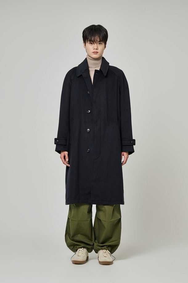 켄싱턴 솔리드 울 오버 발마칸 코트는 남성용 아우터로, 가을과 겨울에 착용하기 좋습니다. 블랙 컬러의 솔리드 디자인은 클래식하면서도 미니멀한 스타일을 연출하며, 출근룩, 비즈니스 캐주얼, 모임룩 등 다양한 TPO에 활용할 수 있습니다. 두꺼운 울 소재로 제작되어 보온성이 뛰어나며, 오버핏과 긴 소매 기장으로 편안한 착용감을 선사합니다. 싱글 버튼 여밈 방식의 발마칸 코트는 시크한 매력을 더합니다.
