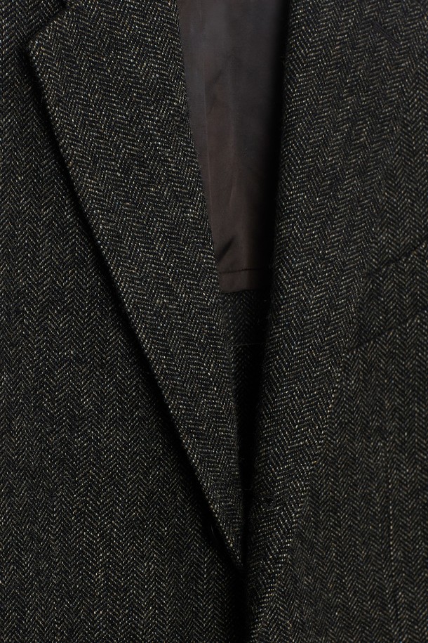 네이비 컬러의 피카딜리 헤링본 윈터 블레이저입니다. 클래식하고 미니멀한 스타일로, 오피스룩, 비즈니스 캐주얼, 출근룩에 적합합니다. 울 소재로 제작되어 두꺼운 두께감을 자랑하며, 겨울 시즌 따뜻하게 착용할 수 있습니다. 헤링본 패턴과 싱글 버튼 디자인이 특징이며, 레귤러 핏과 긴 소매 기장으로 제작되었습니다.
