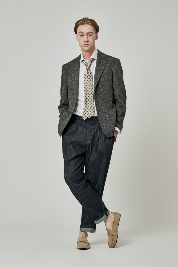 피카딜리 헤링본 윈터 블레이저는 남성용 아우터로, 겨울철 클래식한 스타일을 연출하기에 적합합니다. 두꺼운 울 소재에 헤링본 무늬가 돋보이며, 레귤러 핏과 싱글 버튼 디자인으로 제작되었습니다. 오피스룩, 비즈니스 캐주얼, 모임룩 등 다양한 TPO에 활용할 수 있으며, 미니멀한 스타일을 선호하는 분들께 추천합니다. 긴 소매 기장의 레귤러 기장 블레이저로, 겨울철 따뜻함과 스타일을 동시에 잡을 수 있습니다.
