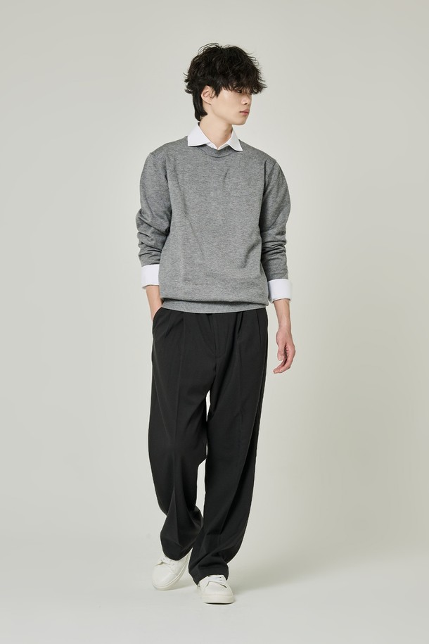 **투턱 기모 와이드 슬랙스**는 남녀 모두 착용 가능한, 가을과 겨울에 어울리는 긴 기장의 슬랙스입니다. 베이직하고 클래식한 스타일을 추구하며, 일상, 출근룩, 비즈니스 캐주얼, 그리고 모임룩까지 폭넓게 활용할 수 있습니다. 부드러운 촉감의 기모 소재로 제작되어 두꺼운 두께감과 루즈핏을 제공하여 편안한 착용감을 선사합니다. 무지 디자인에 투턱 디테일이 더해져 미니멀하면서도 시크한 분위기를 연출합니다.
