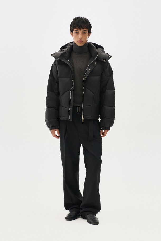 **크롭 후드 패딩**은 여성스러움을 강조하는 **블랙** 컬러의 겨울용 아우터입니다. **오버핏**으로 제작되어 편안한 착용감을 선사하며, **후드** 디자인과 **퀼팅** 디테일이 특징입니다. **나일론**과 **폴리에스테르** 혼방 소재로 제작되어 가볍고 **부드러운** **촉감**을 자랑합니다. **긴소매**와 **집업** 여밈 방식의 **크롭** 기장으로, **캐주얼** 및 **스포티** 스타일을 연출하기에 좋은 아이템입니다.
