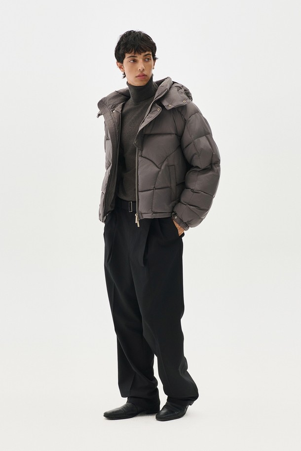 캐주얼 무드의 여성용 크롭 후드 패딩입니다. 부드러운 촉감의 나일론 소재와 두꺼운 두께감으로 겨울철 따뜻하게 착용할 수 있습니다. 레귤러핏으로 편안한 착용감을 선사하며, 무지 디자인과 그레이 컬러로 어떤 스타일에도 쉽게 매치할 수 있습니다. 집업 스타일의 긴 소매, 후드와 퀼팅 디테일이 특징이며 숏 기장으로 활동성을 높였습니다. 안감까지 패딩 처리되어 보온성을 극대화한 데일리 아우터입니다.
