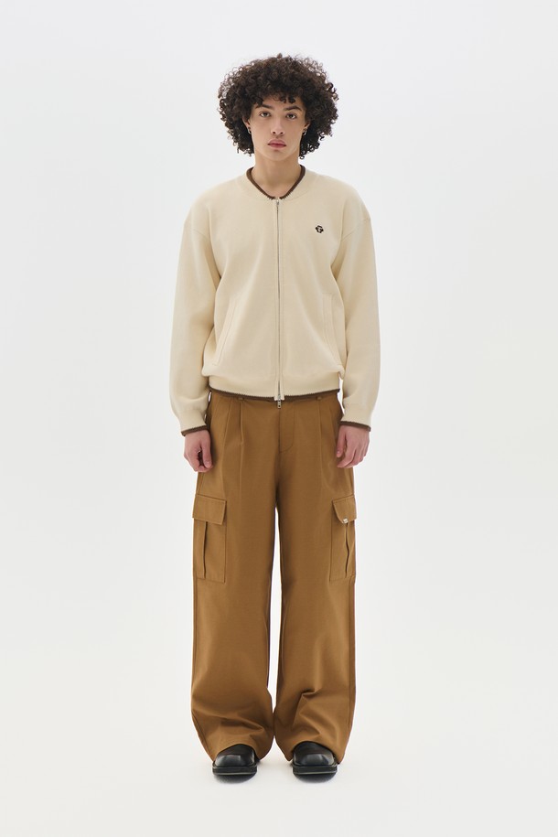 브라운 컬러의 투턱 와이드 카고 팬츠입니다. 넉넉한 루즈핏으로 편안한 착용감을 선사하며, 봄, 여름, 가을 3계절 모두 활용 가능합니다. 면 소재로 제작되어 부드러운 촉감을 느낄 수 있으며, 일상 및 스트릿 스타일 연출에 적합합니다. 와이드한 핏과 투턱 디테일이 트렌디한 무드를 더합니다. 캐주얼한 상의와 매치하여 개성 있는 스타일을 완성해보세요.
