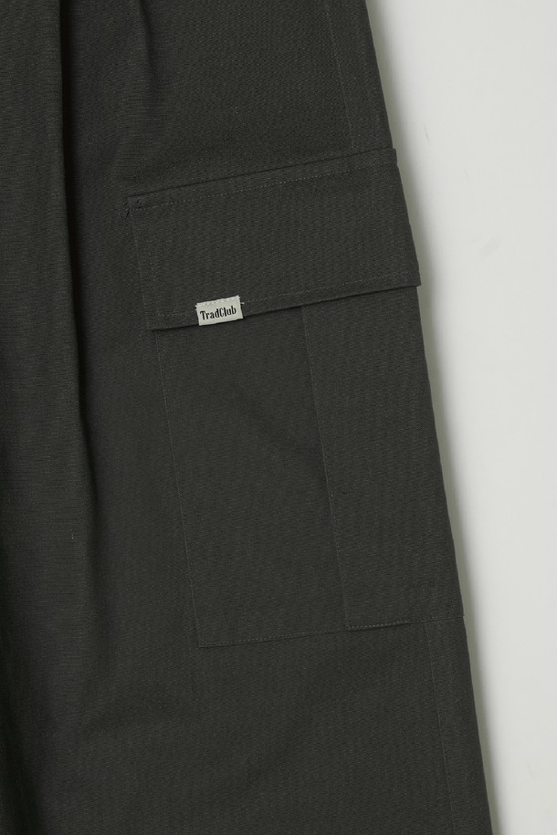 남성들을 위한 투턱 와이드 카고 팬츠입니다. 넉넉한 루즈핏으로 편안한 착용감을 선사하며, 봄, 가을 시즌에 적합합니다. 캐주얼, 스트릿, 미니멀 스타일을 모두 소화할 수 있는 활용도 높은 아이템입니다. 무지 디자인에 카고 포켓 디테일이 더해져 실용적인 수납을 돕습니다. 5가지 다채로운 컬러로 출시되어, 폭넓은 스타일 연출이 가능합니다.
