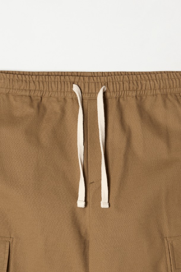 베이직한 디자인에 실용성을 더한 남성용 스트링 조거 카고 팬츠입니다. 부드러운 면 소재로 제작되어 편안한 착용감을 선사하며, 봄, 여름, 가을 시즌에 활용하기 좋습니다. 얇은 두께감과 루즈핏으로 활동성을 높였으며, 밴딩 허리 디자인으로 편안함을 더했습니다. 카고 포켓과 스트링 디테일로 캐주얼, 스트릿, 시티보이 스타일을 모두 소화할 수 있습니다. 베이지, 카키 2가지 컬러로 출시되어 다양한 상의와 매치하여 개성 있는 스타일을 연출해보세요.
