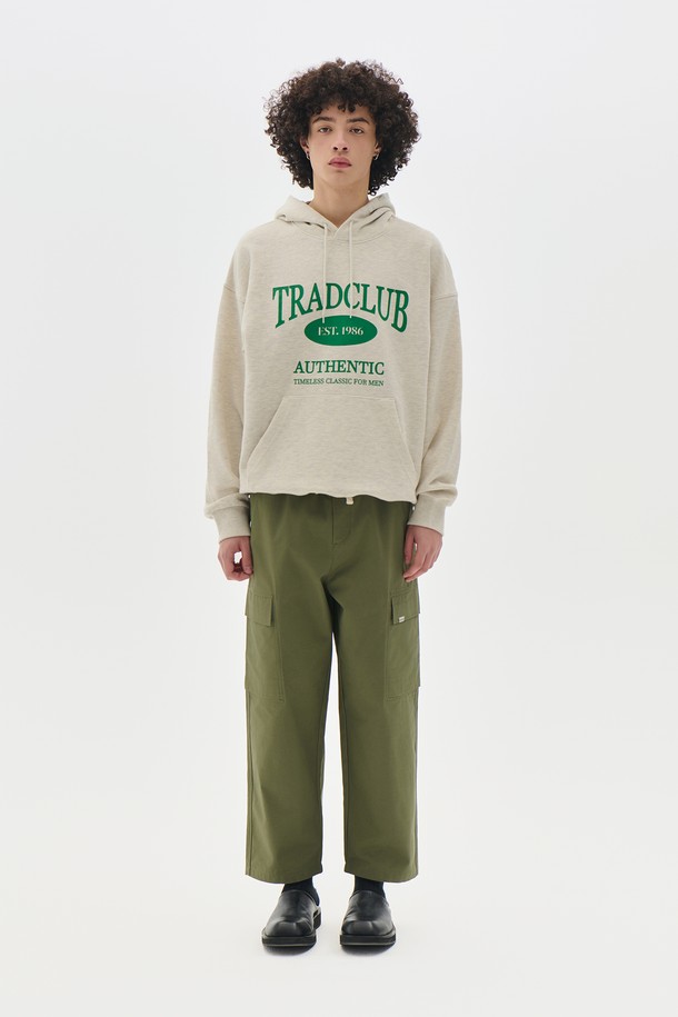 캐주얼과 스트릿 스타일을 넘나드는 스트링 조거 카고 팬츠입니다. 부드러운 면 소재로 제작되어 편안한 착용감을 선사하며, 봄, 여름 시즌에 적합한 얇은 두께감으로 활동성을 높였습니다. 넉넉한 릴랙스핏 조거 디자인에 밴딩 허리와 스트링, 카고 포켓 디테일을 더해 실용성을 더했습니다. 카키, 올리브 등 5가지 다채로운 컬러로 출시되어, 취향에 맞는 스타일을 연출할 수 있습니다. 미니멀한 상의와 매치하여 깔끔하면서도 개성 있는 룩을 완성해보세요.
