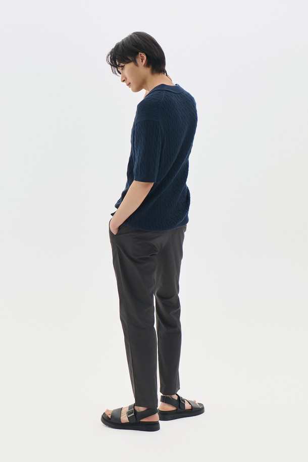 **테이퍼드 치노 팬츠 6컬러**는 베이직하고 캐주얼한 스타일을 추구하는 남성분들을 위한 면 소재의 치노 팬츠입니다. 일상생활은 물론 출근룩, 비즈니스 캐주얼에도 활용하기 좋으며, 봄, 가을에 적합합니다. 테이퍼드 핏으로 다리가 슬림해 보이는 효과를 주며, 블랙, 베이지, 네이비, 카키, 그레이, 브라운 6가지의 다채로운 컬러로 출시되었습니다. 미니멀, 클래식, 캐주얼 등 다양한 스타일을 연출할 수 있어 활용도가 높습니다. 무지 디자인으로 어떤 상의와도 쉽게 매치할 수 있습니다.
