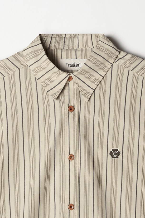 베이직하고 캐주얼한 무드의 남성용 'TC' 로고 스트라이프 워크 셔츠입니다. 부드러운 면 소재로 제작되어 봄, 가을에 편안하게 착용하기 좋으며, 레귤러 핏으로 제작되어 활동성을 높였습니다. 차이나 칼라와 긴 소매, 스트라이프 패턴이 특징이며, 'TC' 로고 디테일로 포인트를 더했습니다. 출근룩 또는 비즈니스 캐주얼 스타일, 캐주얼, 클래식, 미니멀 스타일 모두 소화 가능한 베이지 컬러의 셔츠입니다.

