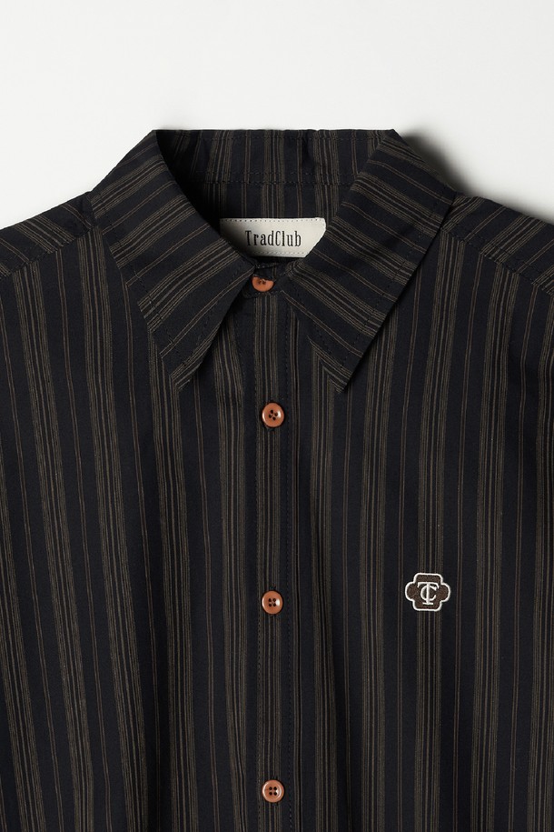 TC 로고 스트라이프 워크 셔츠 블랙은 남성용 상의입니다. 봄, 가을에 어울리는 레귤러핏 긴소매 셔츠로, 캐주얼 및 베이직 스타일을 연출하기 좋습니다. 부드러운 면 소재로 제작되었으며, 차이나칼라와 스트라이프 패턴이 특징입니다. 일상뿐만 아니라 비즈니스 캐주얼, 출근룩에도 활용 가능하며, TC 로고 디테일로 포인트를 더했습니다. 미니멀, 클래식, 캐주얼 스타일을 즐기는 분들께 추천합니다.
