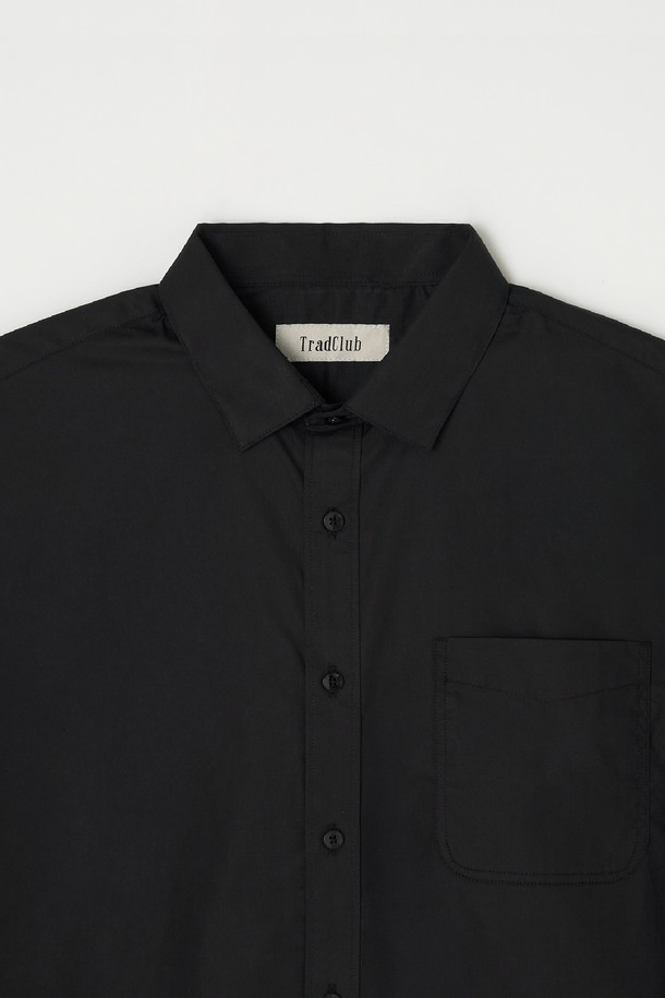 **베이직 포플린 셔츠 5컬러**는 일상과 비즈니스 캐주얼에 모두 활용하기 좋은, 미니멀하고 클래식한 스타일의 긴소매 셔츠입니다. 부드러운 촉감의 포플린 면 소재로 제작되어 봄, 여름, 가을에 시원하게 착용할 수 있습니다. 레귤러 핏으로 편안한 착용감을 선사하며, 차이나 칼라 디자인으로 깔끔한 인상을 줍니다. 무지 디자인에 블랙 컬러로, 어떤 옷에도 잘 어울려 데일리 셔츠로 활용하기 좋습니다. 얇은 두께감으로 간절기에도 부담 없이 착용할 수 있습니다.