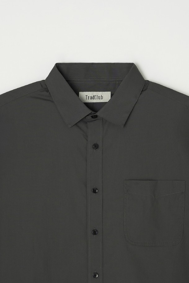 베이직 포플린 셔츠 5컬러는 남녀 모두 착용 가능한 기본 셔츠입니다. 봄, 가을에 어울리는 얇은 두께의 면 소재로 제작되어 부드러운 촉감을 선사하며, 레귤러핏으로 편안하게 착용할 수 있습니다. 차이나칼라와 긴 소매 디자인으로 미니멀하고 클래식한 무드를 연출하며, 출근룩이나 비즈니스 캐주얼 스타일에도 활용하기 좋습니다. 그레이 컬러를 포함한 5가지 색상으로 출시되어 다양한 스타일을 연출할 수 있습니다. 무지 디자인의 포플린 원단 셔츠로, 베이직한 디자인을 선호하는 분들께 추천합니다.
