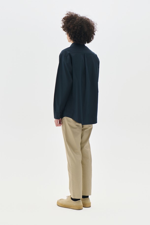 베이직 포플린 셔츠 5컬러는 남녀 모두 착용 가능한, 미니멀하고 베이직한 디자인의 긴소매 셔츠입니다. 부드러운 면 소재의 포플린으로 제작되어 봄, 여름, 가을에 시원하고 편안하게 착용할 수 있습니다. 레귤러핏에 차이나칼라, 버튼 여밈 방식으로 클래식하고 깔끔한 스타일을 연출합니다. 출근룩이나 비즈니스 캐주얼에 활용하기 좋으며, 블랙, 화이트, 네이비, 베이지, 블루 5가지 다채로운 컬러로 출시되었습니다. 유행을 타지 않는 디자인으로, 어떤 옷에도 쉽게 매치하여 미니멀한 스타일을 완성해보세요.
