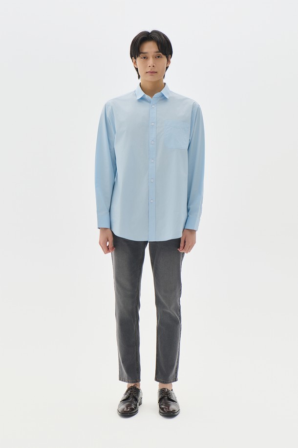 베이직 포플린 셔츠 5컬러, 스카이블루 색상의 깔끔한 디자인으로 출근룩과 비즈니스 캐주얼에 적합합니다. 봄, 여름, 가을, 세 계절 모두 활용 가능한 레귤러 핏의 긴소매 셔츠입니다. 면과 폴리에스테르 혼방 소재의 포플린 원단으로 제작되어 부드러운 촉감을 선사합니다. 베이직하고 캐주얼한 스타일로, 미니멀, 클래식한 룩을 연출하기 좋습니다. 차이나칼라 디자인과 무지 패턴이 특징이며, 얇은 두께감으로 편안하게 착용할 수 있습니다.
