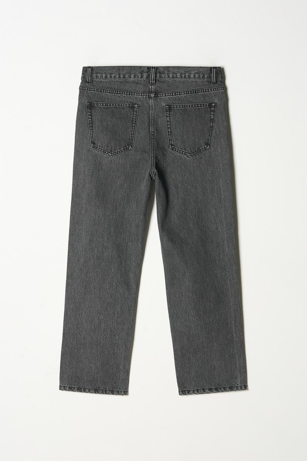 **스트레이트 데님 팬츠 5컬러**는 베이직하면서 캐주얼한 스타일의 데님 팬츠입니다. 봄, 여름, 가을 계절에 적합하며, 일상복으로 활용하기 좋습니다. 블랙, 그레이, 화이트, 블루, 네이비 5가지 컬러로 출시되어 다양한 코디에 활용할 수 있습니다. 뻣뻣한 촉감의 데님 소재로 제작되었으며, 레귤러 핏과 스트레이트 바지 핏으로 편안하게 착용 가능합니다. 출근룩, 데이트룩 등 다양한 TPO에 캐주얼, 미니멀, 클래식 스타일로 연출해 보세요.
