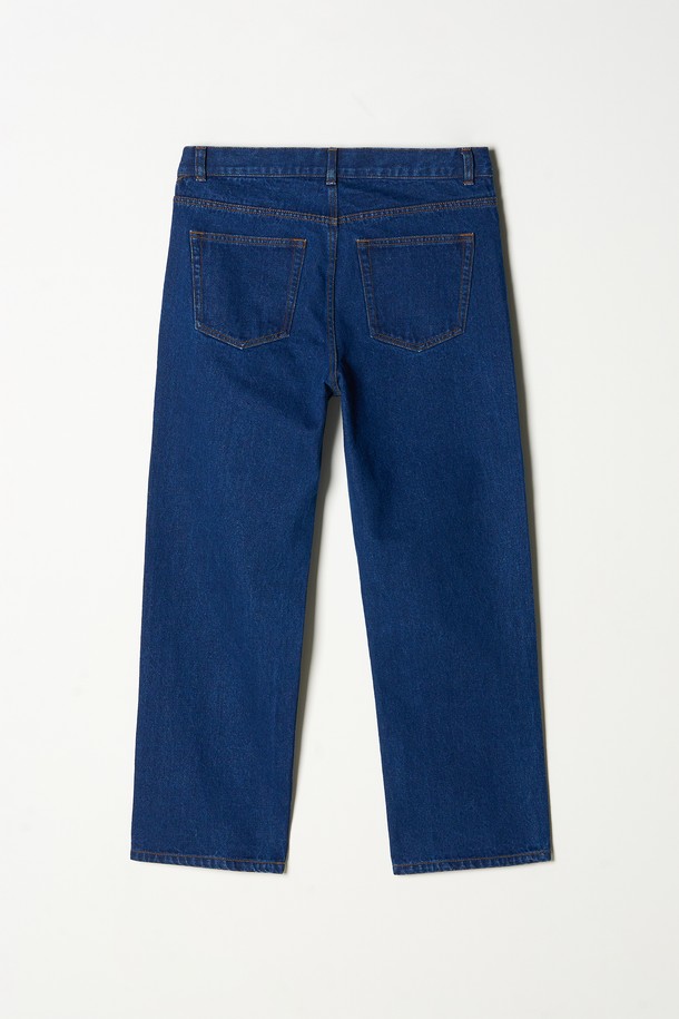 베이직하고 캐주얼한 스타일의 스트레이트 데님 팬츠입니다. 남녀 공용으로 착용 가능하며, 일상복으로 활용하기 좋습니다. 블루, 네이비, 블랙, 그레이, 화이트 5가지 컬러로 출시되어 폭넓은 선택이 가능합니다. 봄, 여름, 가을 시즌에 적합하며, 레귤러 핏에 뻣뻣한 데님 소재로 제작되었습니다. 출근룩과 데이트룩에 모두 잘 어울리는 미니멀하고 클래식한 디자인입니다.
