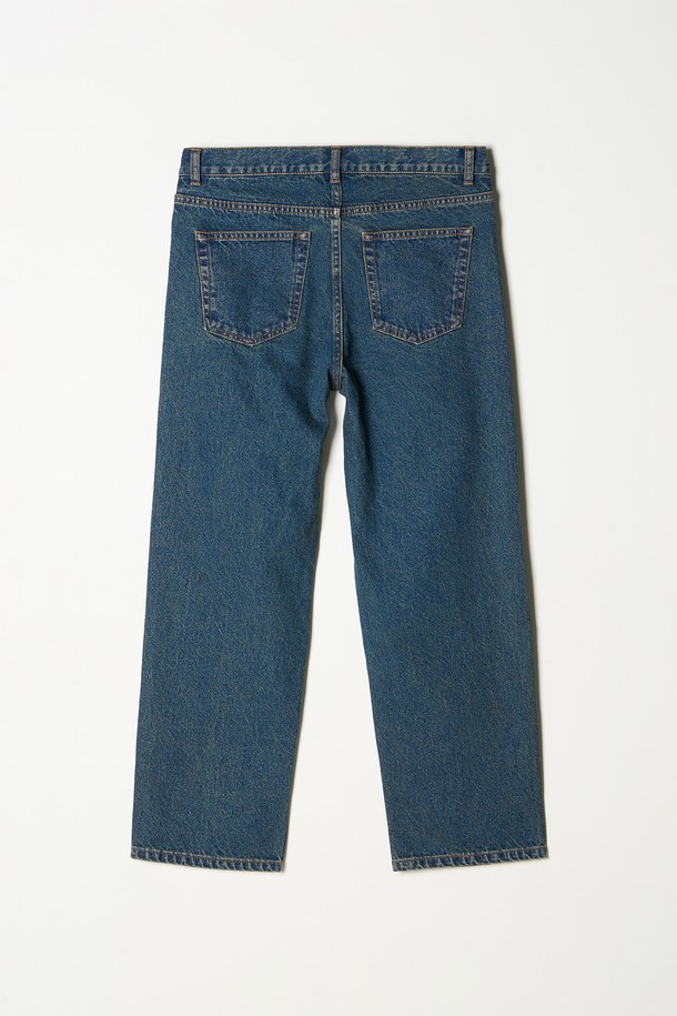 다섯 가지 컬러로 출시된 스트레이트 데님 팬츠입니다. 봄, 여름, 가을 세 계절 모두 활용 가능한 레귤러핏의 긴 기장 데님 팬츠로, 베이직하고 캐주얼한 스타일을 연출하기 좋습니다. 뻣뻣한 촉감의 데님 소재로 제작되었으며, 무지 디자인이 특징입니다. 출근룩과 데이트룩에 모두 잘 어울리는 기본 아이템으로, 다양한 상의와 매치하여 미니멀, 캐주얼, 클래식 스타일을 완성해 보세요.
