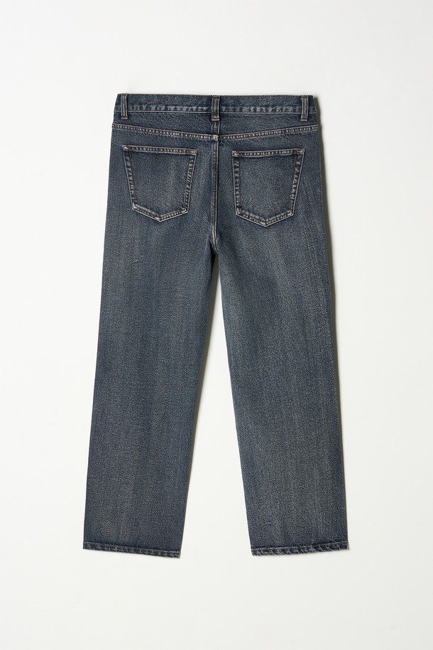 5가지 컬러로 출시된 스트레이트 데님 팬츠입니다. 남녀 모두 착용 가능하며, 봄, 여름, 가을 세 계절에 걸쳐 활용할 수 있습니다. 베이직하고 캐주얼한 스타일로, 다양한 상의와 매치하기 용이합니다. 데님 소재 특유의 뻣뻣한 촉감과 무지 디자인이 특징이며, 스트레이트핏으로 깔끔한 실루엣을 연출합니다. 블랙, 네이비, 그레이, 블루, 중청까지 5가지 다채로운 컬러 옵션을 제공합니다.
