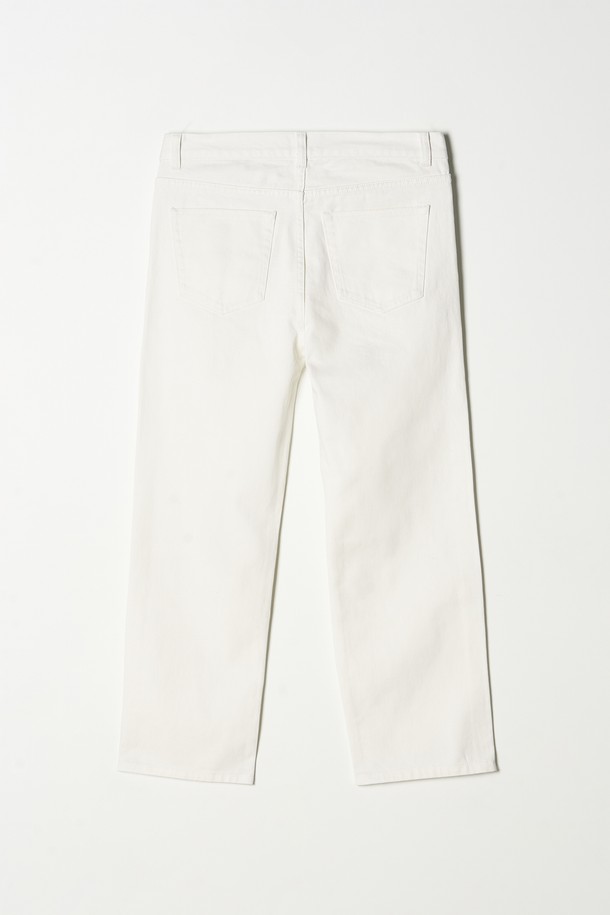 **스트레이트 데님 팬츠 5컬러**는 남녀 모두 착용 가능한 데님 팬츠입니다. 베이직하고 캐주얼한 스타일로, 일상복으로 활용하기 좋습니다. 봄, 여름, 가을 세 계절에 걸쳐 입을 수 있으며, 화이트, 블랙, 블루, 크림, 베이지 5가지 다채로운 컬러로 출시되었습니다. 출근룩과 데이트룩에 모두 잘 어울리며, 캐주얼, 미니멀, 클래식 스타일을 연출하기 좋습니다. 스트레이트핏으로 다리가 길어 보이는 효과를 줍니다.
