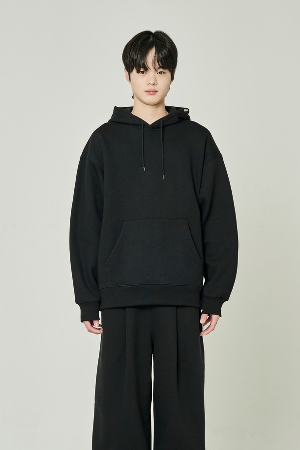 베이직 기모 스웨트 오버 후드티는 부드러운 촉감의 기모 안감으로 제작되어 가을, 겨울철 따뜻하게 착용할 수 있는 후드티입니다. 넉넉한 오버핏 디자인으로 편안한 착용감을 선사하며, 무지 디자인으로 다양한 스타일 연출이 용이합니다. 일상복은 물론, 집콕룩이나 산책룩으로 활용하기 좋으며, 캐주얼, 미니멀, 클래식 등 폭넓은 스타일을 소화합니다. 긴소매와 두꺼운 두께감으로 보온성을 높였으며, 스웨트 소재로 제작되어 활동성이 뛰어납니다. 블랙 색상으로 어떤 옷에도 쉽게 매치할 수 있어 활용도가 높습니다.
